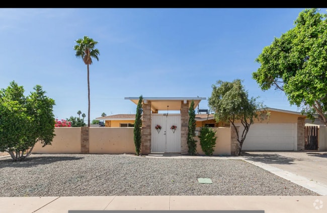 Building Photo - 533 E Pebble Beach Dr