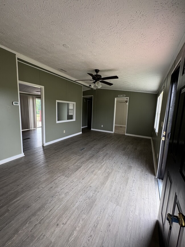 Foto del edificio - 623 Alex Hardwick Rd