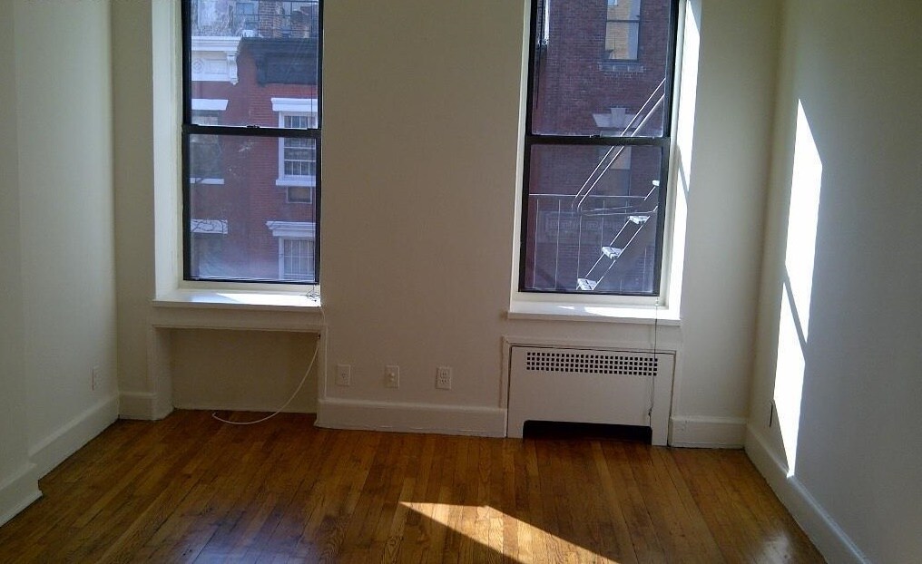 Primary Photo - 325 W 15th St