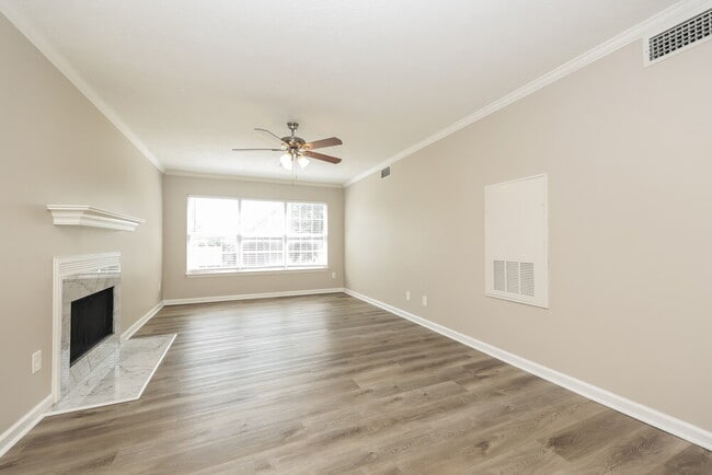 Building Photo - 200 Lake Forest Dr