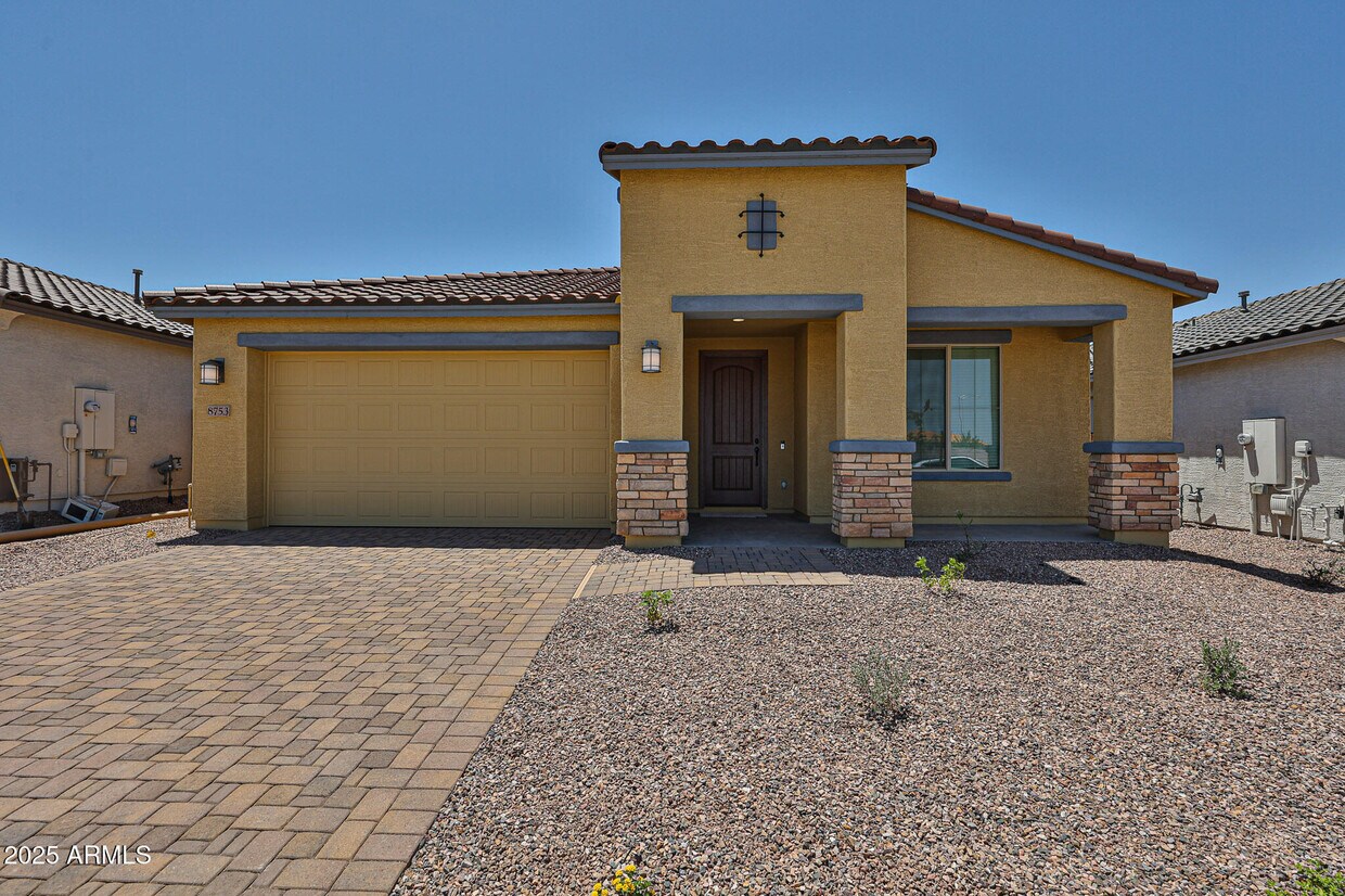 Foto principal - 8753 W Colter St