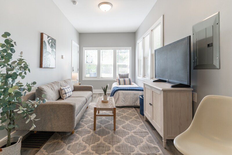 Foto principal - 2831 N Kenwood Ave