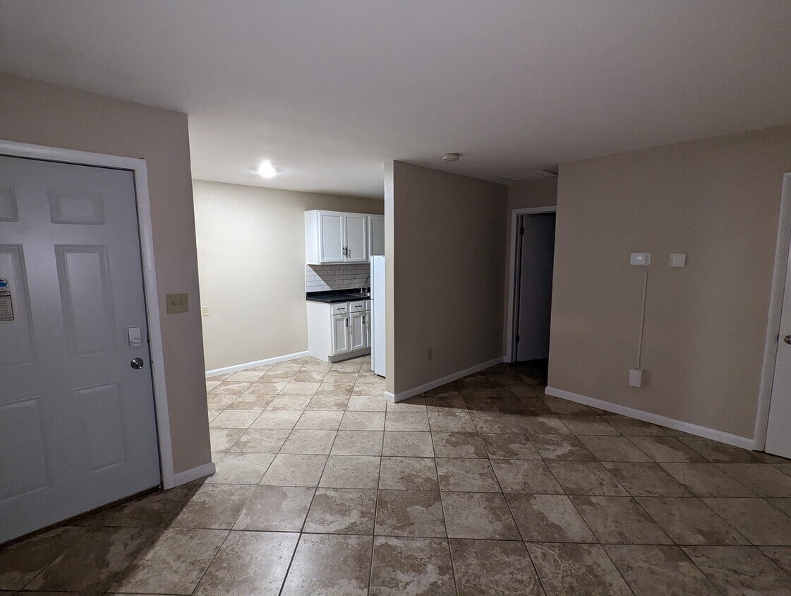 Primary Photo - 109 Oxford Avenue, Unit D