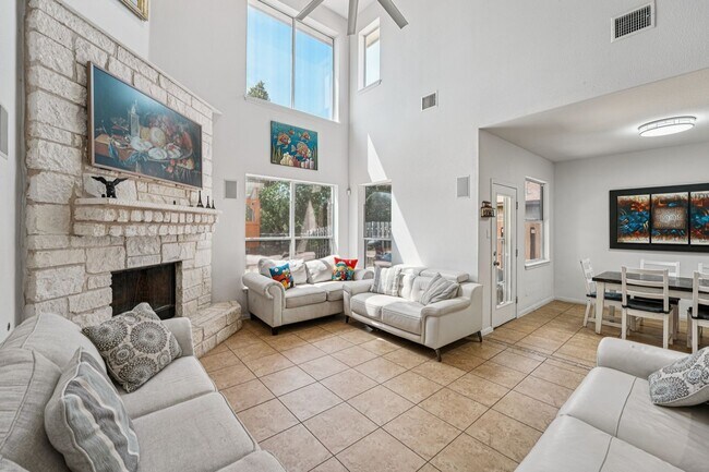 Foto del edificio - Massive 4 Bedroom, 2.5 Bathroom home in Blanco Vista - astro turfed front yard