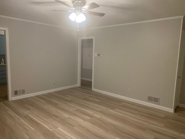 Building Photo - 6525-6525 N Haight Ave