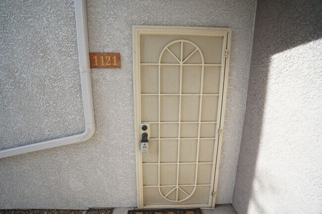 Foto del edificio - SHOWINGS AVAILABLE NOW