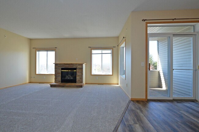 Building Photo - Spacious 2 Bed, 2 Bath Townhome with Abund...