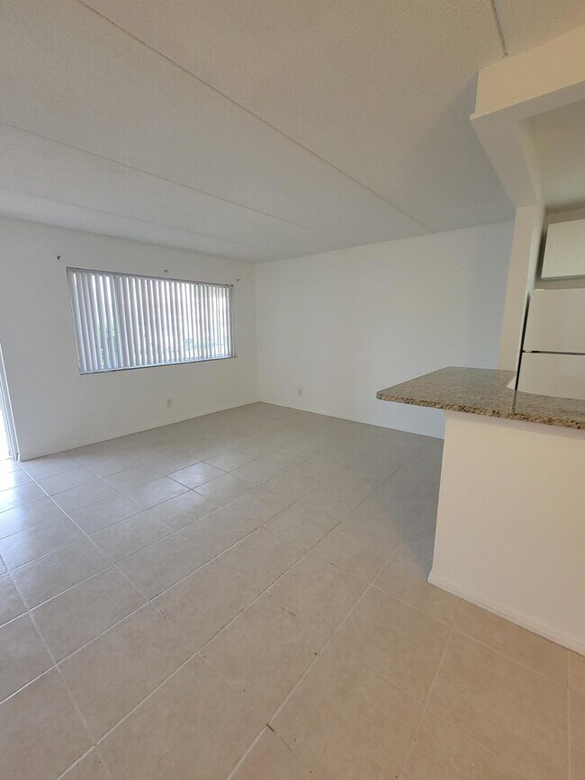 Foto del edificio - 500 Village Green Cir W