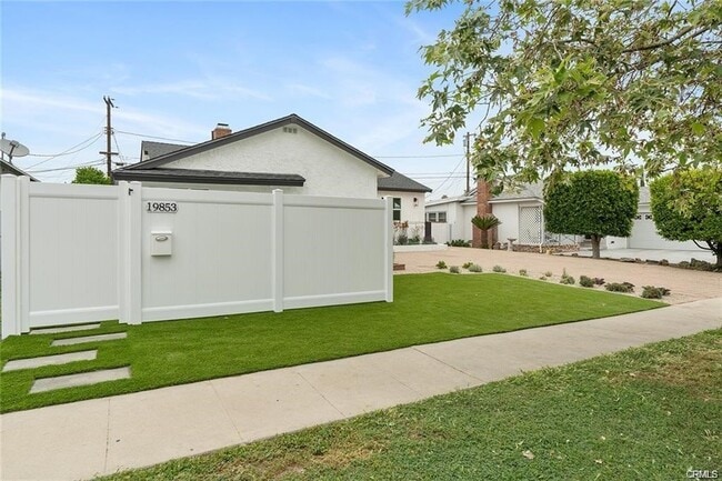 Foto del edificio - 19853 Bassett St