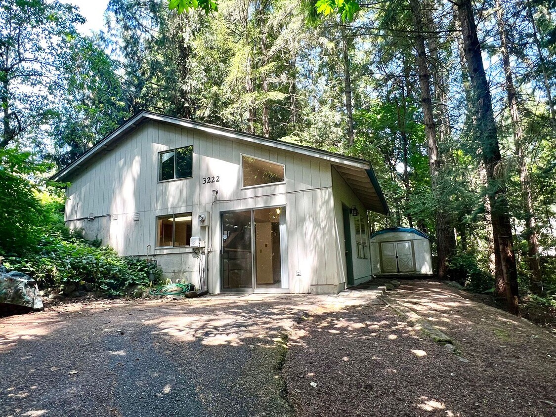 Primary Photo - Relaxed 2-Bed, 1.5-Bath Home in a Quiet Gi...