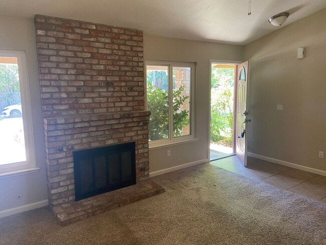 Building Photo - Elk Grove - 3 bdrm, 2 bath