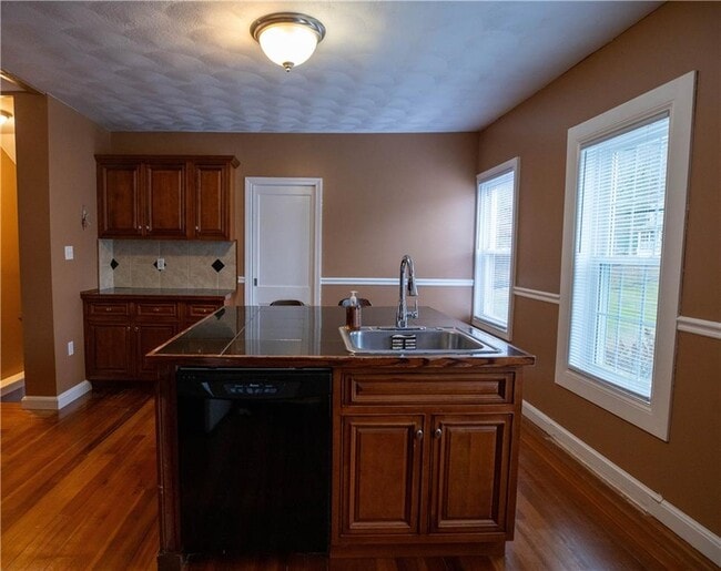 Foto del edificio - 304 Waterman Ave