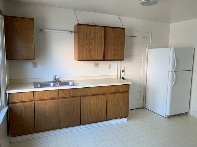 Building Photo - 834 E Gorham St