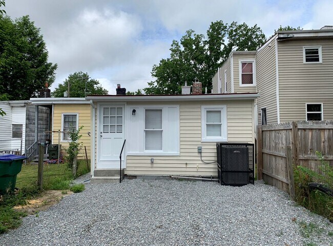Building Photo - Great 2 bedroom 1 bath home with convenien...