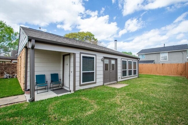 Building Photo - 13550 San Rafael Ln