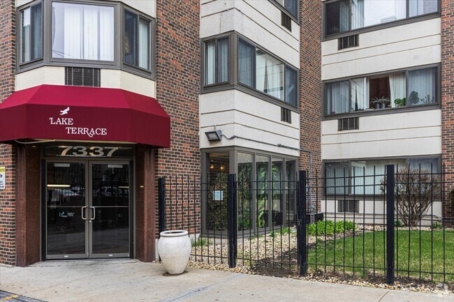 Building Photo - 7337 S South Shore Dr