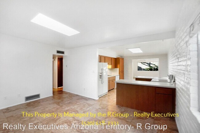 Building Photo - 2 br, 1.5 bath House - 924 N. Camino Seco