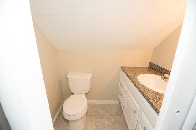 Foto del edificio - 3 potential 4 bedroom in desirable Beech G...