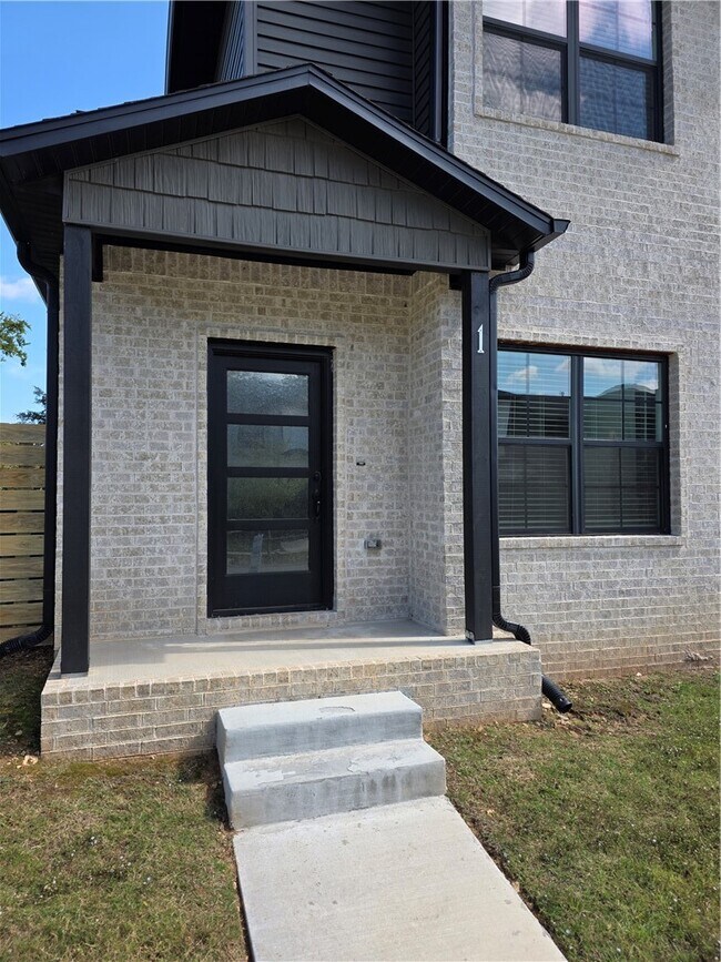 Building Photo - 754 N Crater Ave