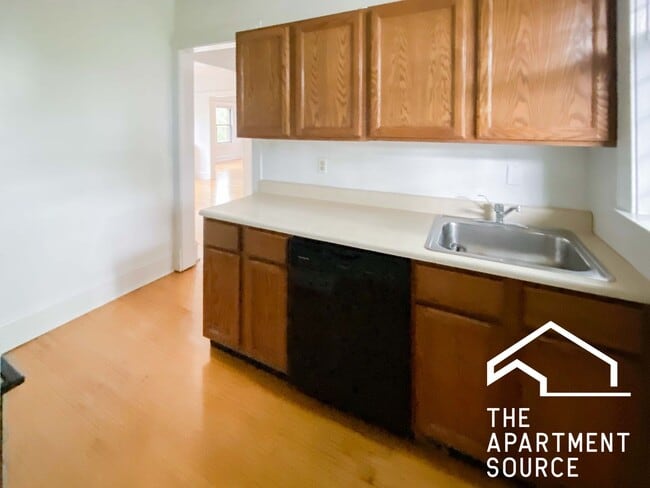 Photo - 1456 W Cornelia Ave Apartment