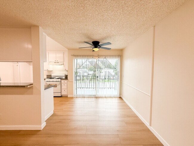 Foto del edificio - 13347 Victory Blvd