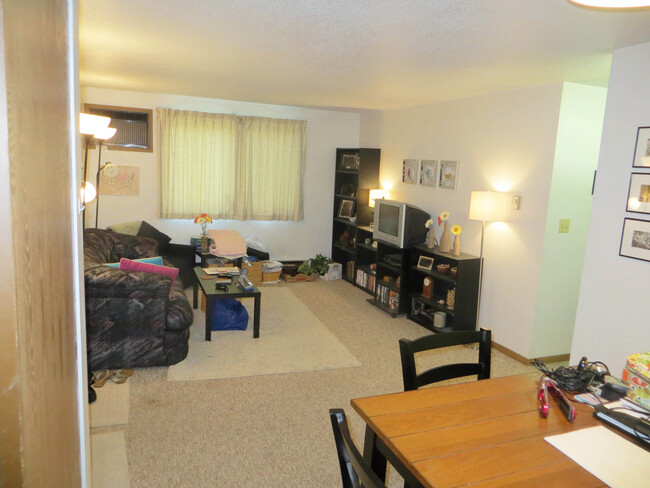Living - 908 Benton Dr