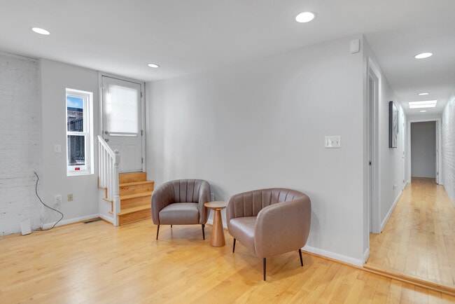 Building Photo - 1125 D St NE