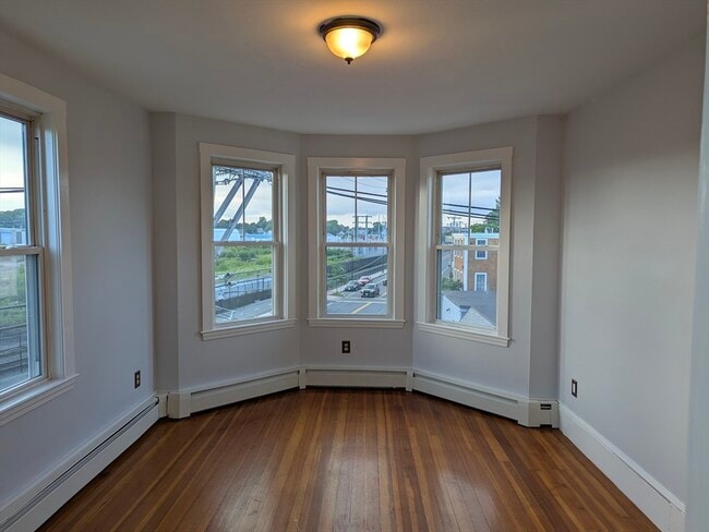 Building Photo - 47 Roslyn St