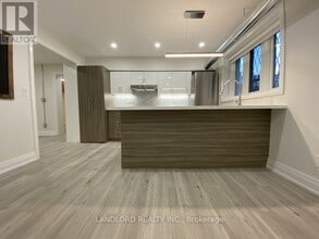 Building Photo - 2520 Bloor St W