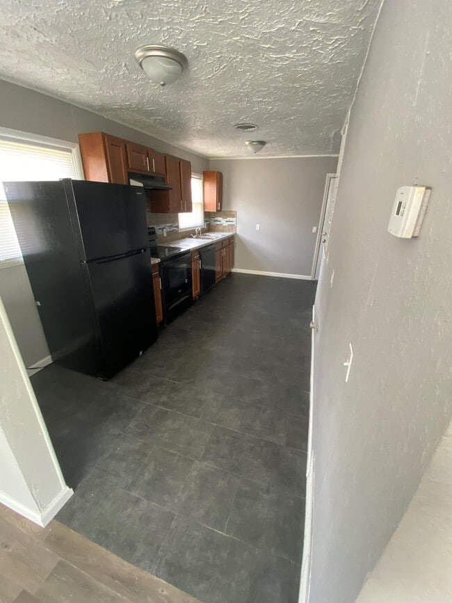 Building Photo - 1636 S Glenn Ave