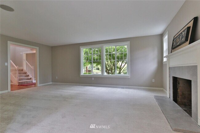 Building Photo - 4 bd 2.5 bathroom single family home in Bellevue