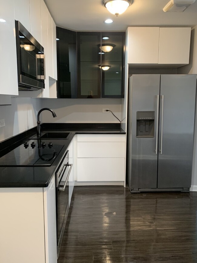Building Photo - 1021 Des Plaines Ave