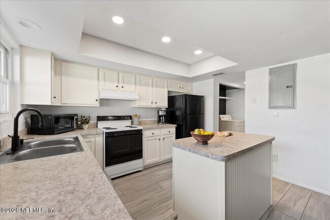 Foto del edificio - 8140 Sutton Pl N