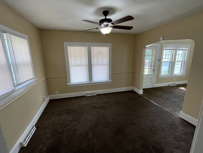 Building Photo - 3 Bed Home - South Side Neighborhood