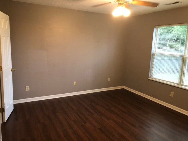 Foto del edificio - 10843 Tanbark Dr