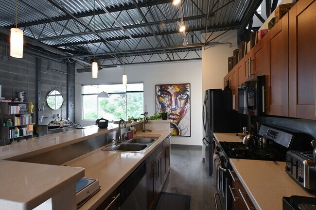 Foto del edificio - AVAILABLE AUGUST: Modern and Updated S. Co...
