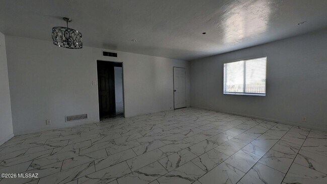 Foto del edificio - 3925 E 1st St