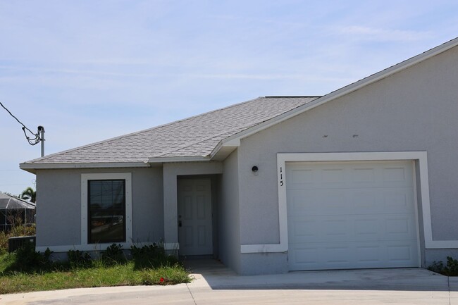 Building Photo - Newer Duplex Waterfront 3/2