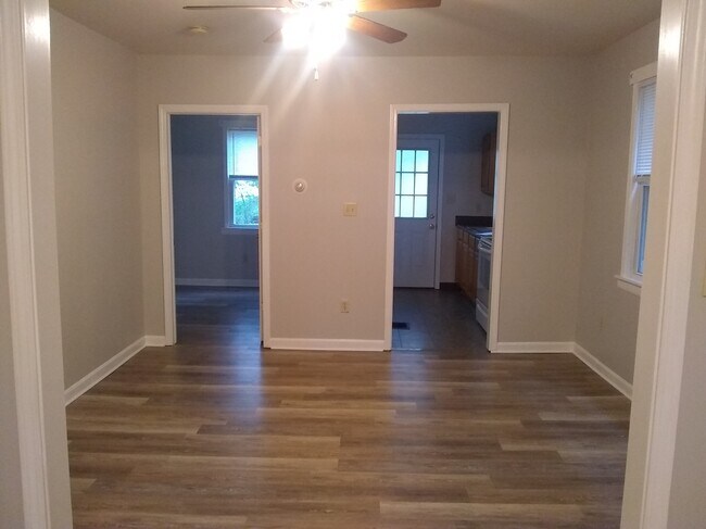 Building Photo - 1803 Weyer Ave