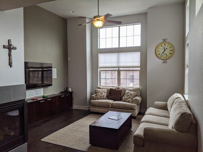 Building Photo - 5437 Valentia St