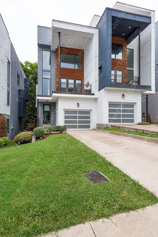 Building Photo - Beautiful 4 Bedroom Home in downtown!