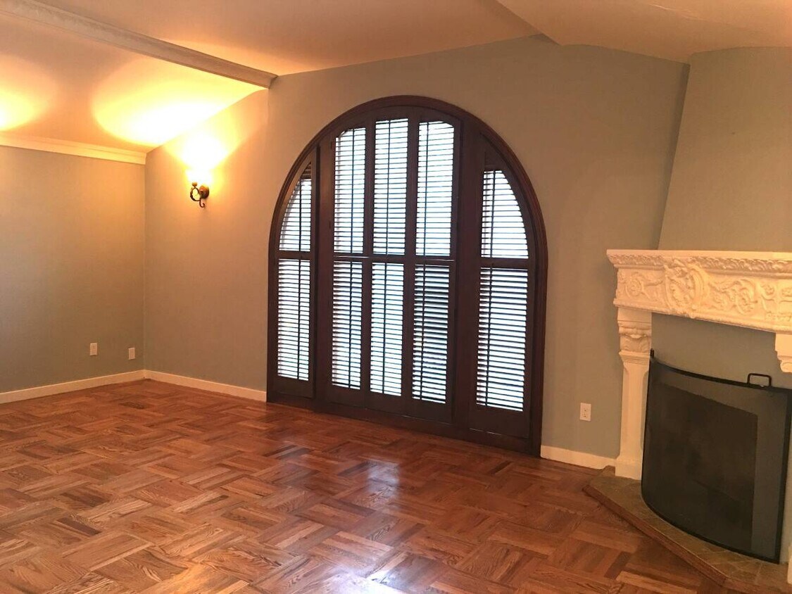 gorgeous large archway living room window with custom blinds - 2690 24th Avenue