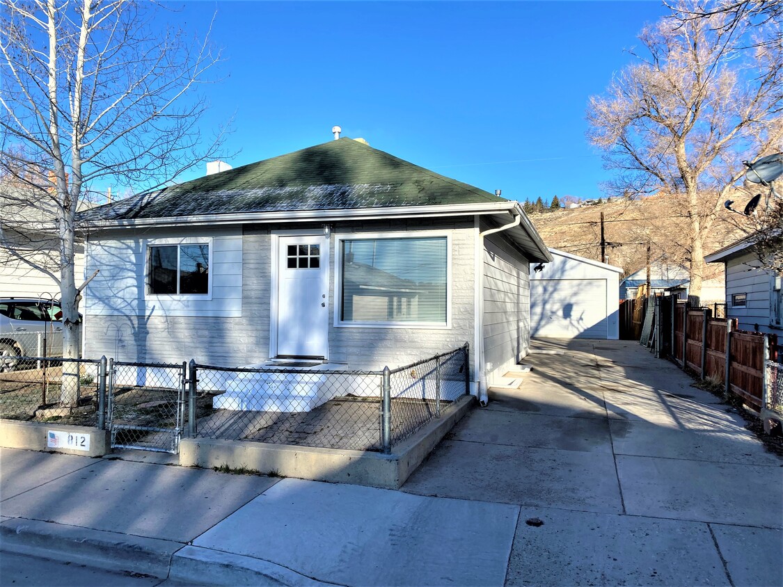 Primary Photo - 812 Center St