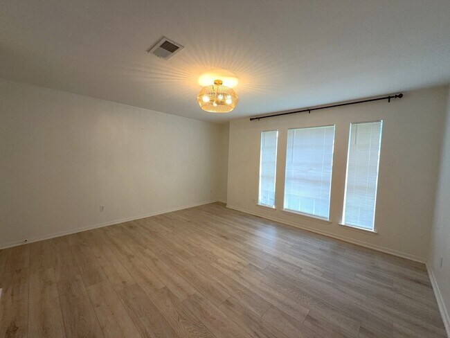 Foto del edificio - 2106 Lexington Woods Dr