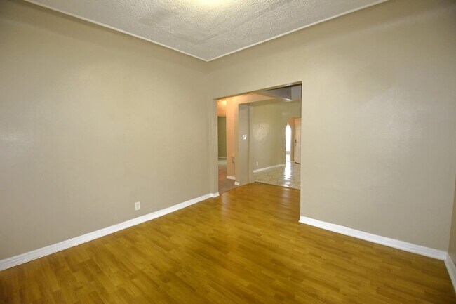 Foto del edificio - 2052 W 69th St