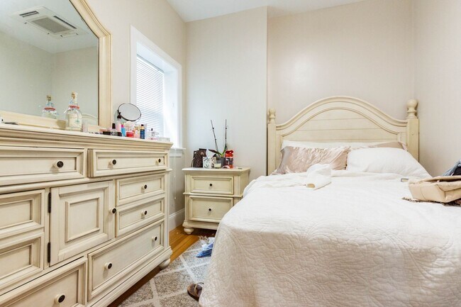 Foto del edificio - UNBELIEVABLE DEAL!!!  RENOVATED ALLSTON 2 ...