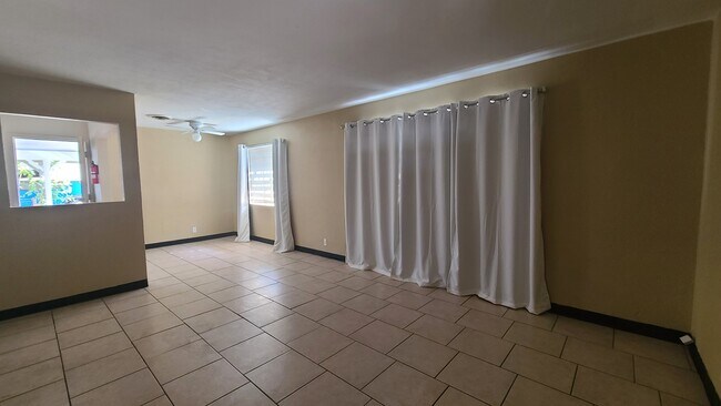 Building Photo - 450 W University Dr