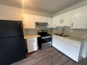 Building Photo - 1954 Lakeview Rd