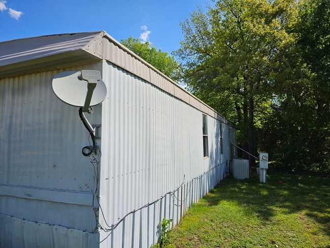 Building Photo - Freshly renovated 2 bed 1 bath Mobile Home