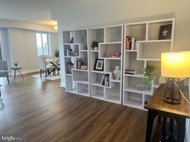 Foto del edificio - 8315 N Brook Ln